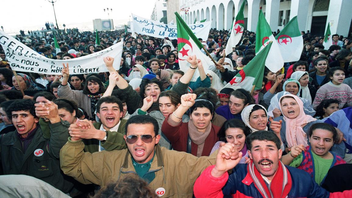 جزائريون يتظاهرون