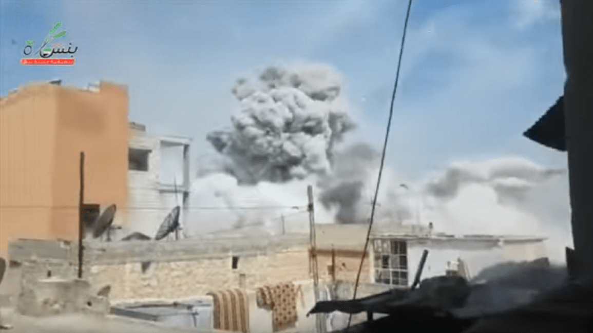 لحظة سقوط صاروخ على مسجد بإدلب (يوتيوب)