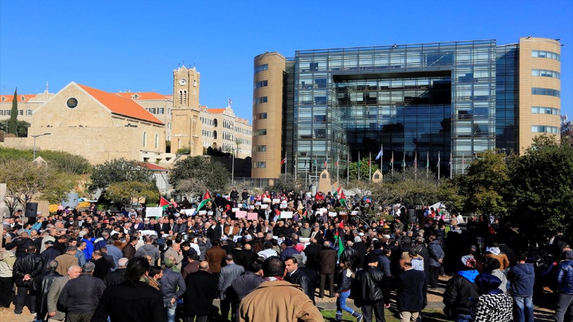 احتجاج لاجئون فلسطينيون في لبنان على "أونروا" (الأناضول)