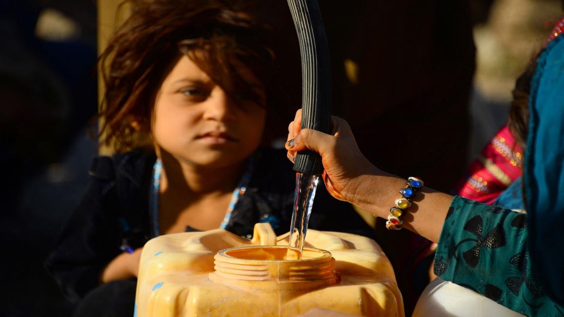 طفلة أفغانية تنتظر المياه- فرانس برس