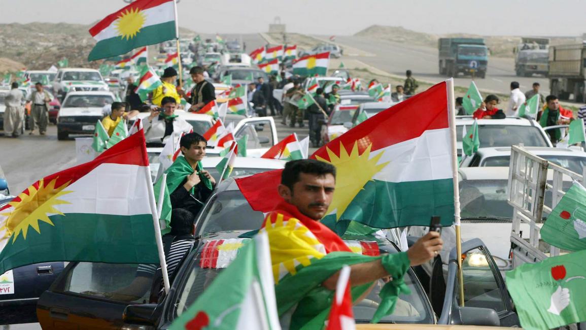 أكراد يرفعون العلم في كركوك(مروان إبراهيم/فرانس برس)
