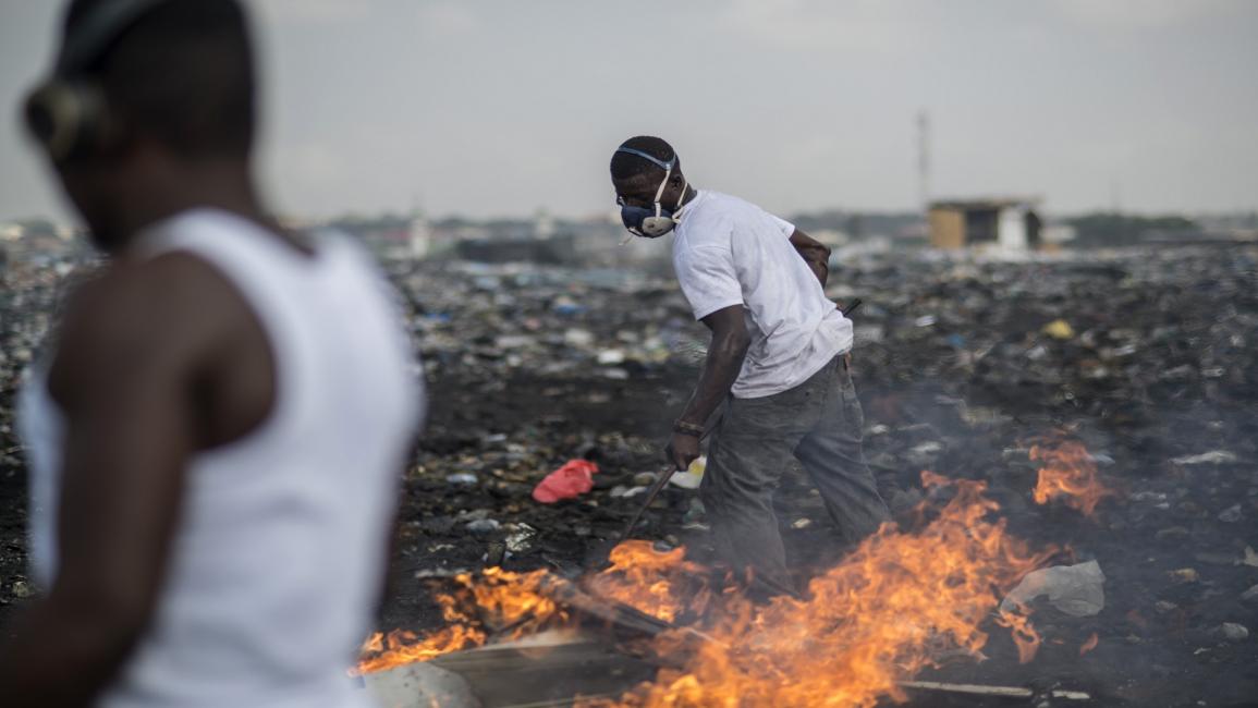 حرق نفايات إلكترونية في غانا/مجتمع (كريستينا ألديهويلا/ فرانس برس)