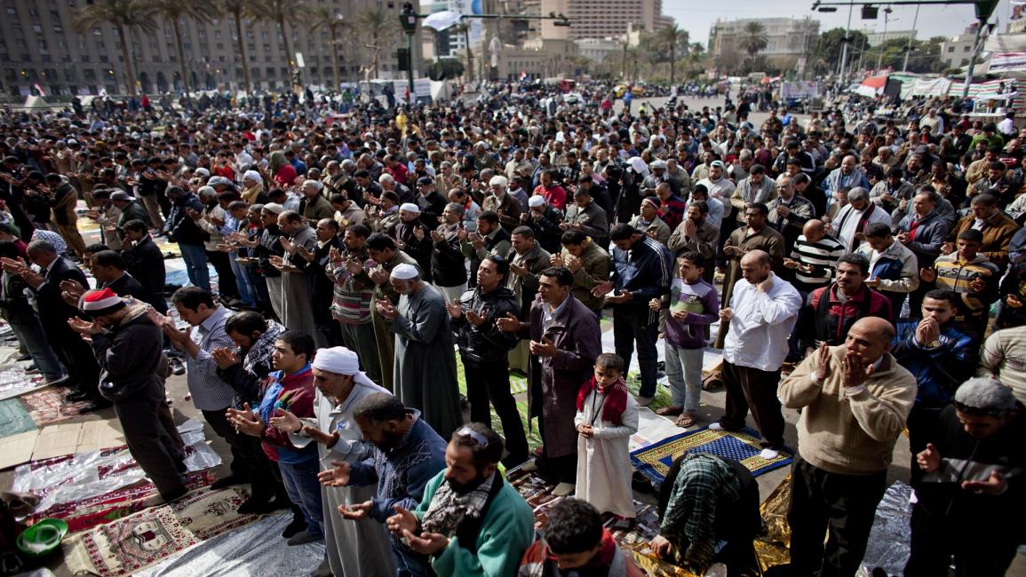 مصريون يصلون الجمعة في ميدان التحرير في 2012 (GETTY)