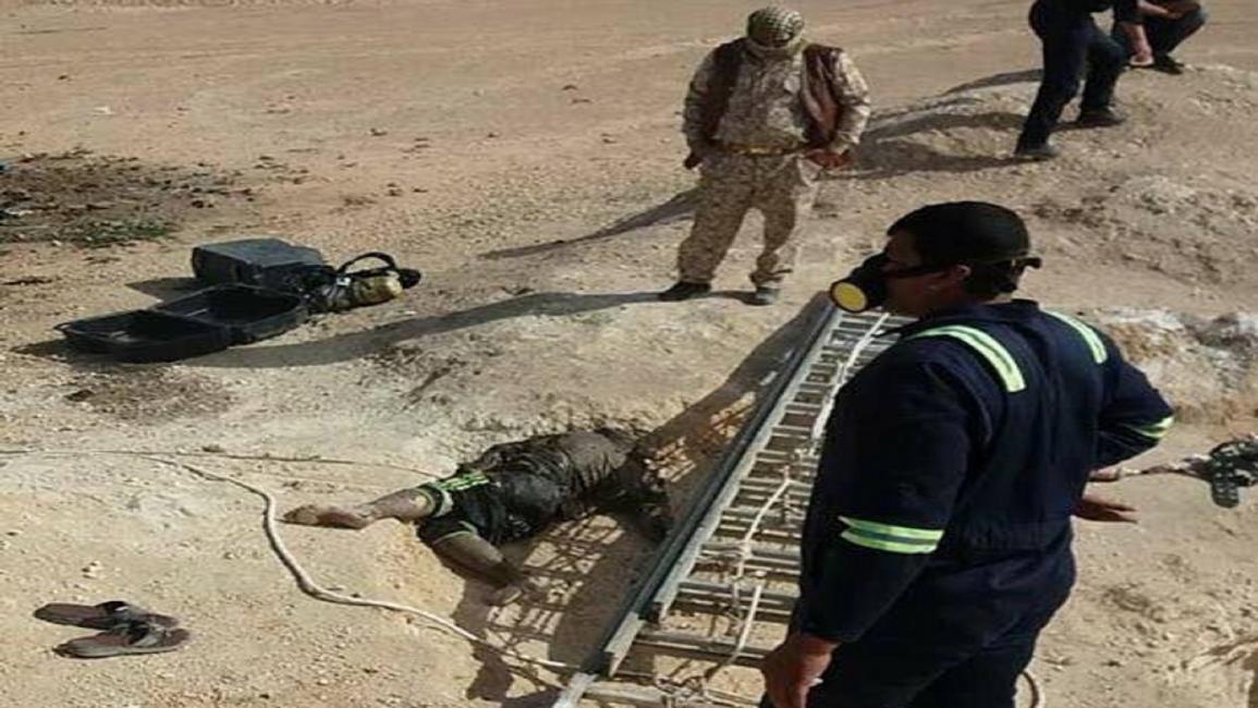 جثث مستخرجة من آبار صحراء الأنبار (فيسبوك)