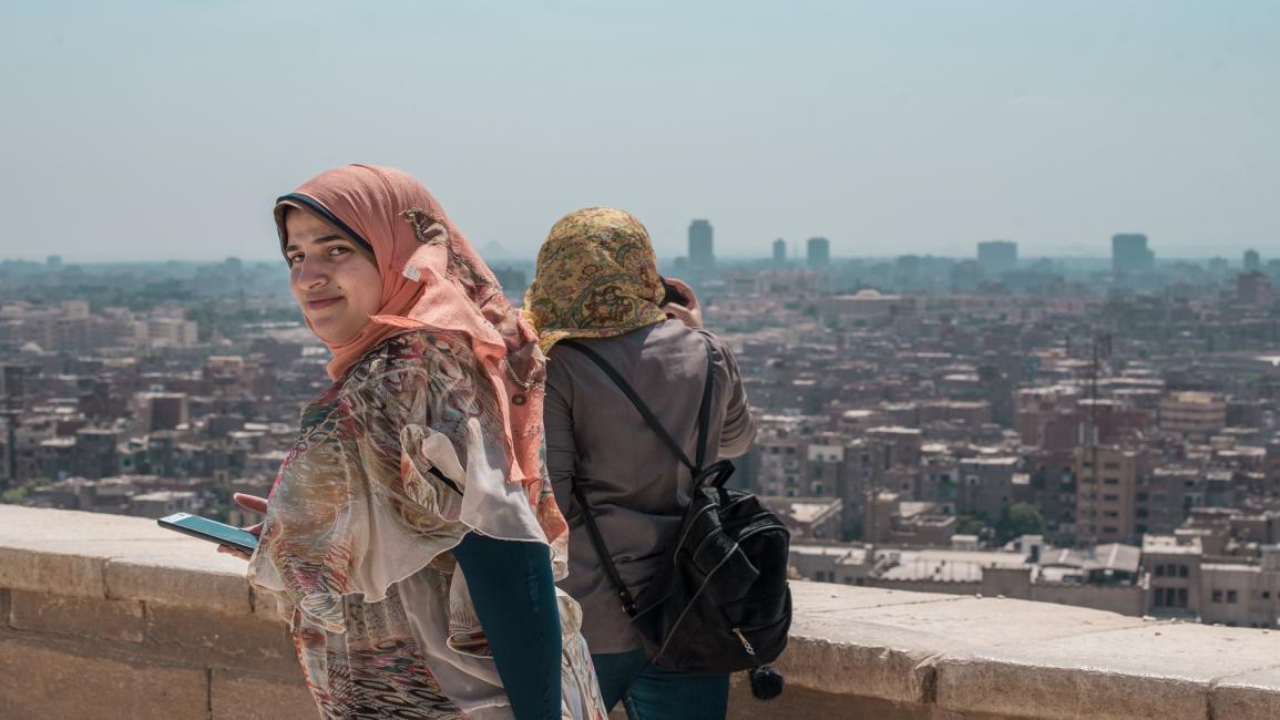 فتاتان مصريتان تنظران إلى القاهرة- Getty