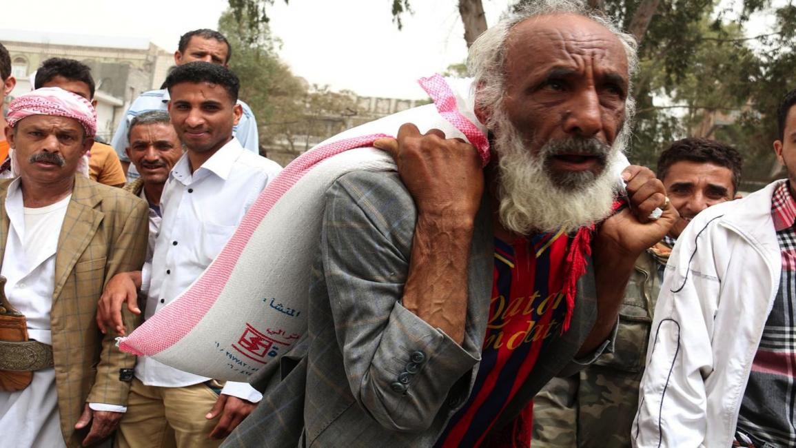 اليمنيون يبدأون بتخزين المواد التموينية