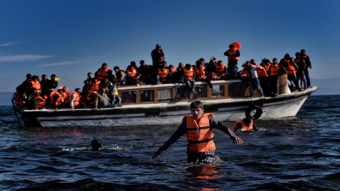 مهاجرون في قارب صغير بالبحر (فرانس برس)