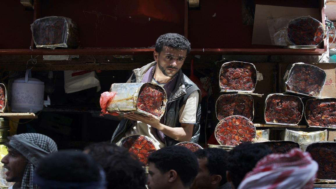 بائع تمر في اليمن في رمضان (فرانس برس)