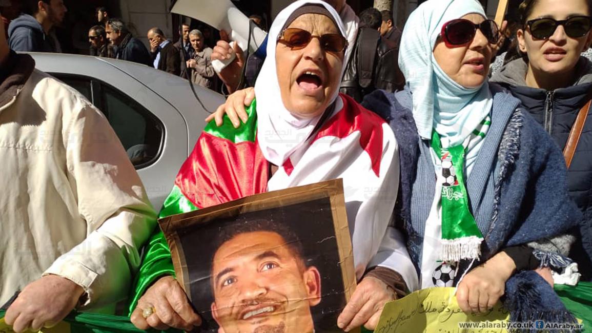 صورة لكريم طابو رفعها متظاهرون جزائريون (العربي الجديد)