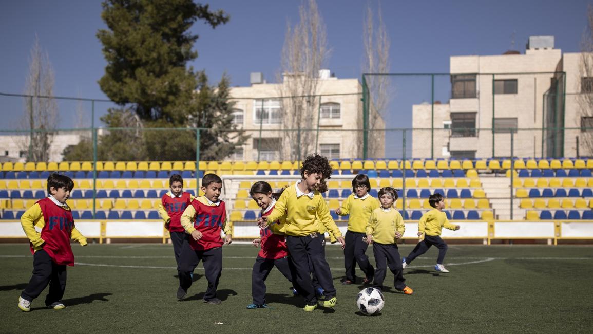 أطفال يلعبون كرة القدم في الأردن - مجتمع