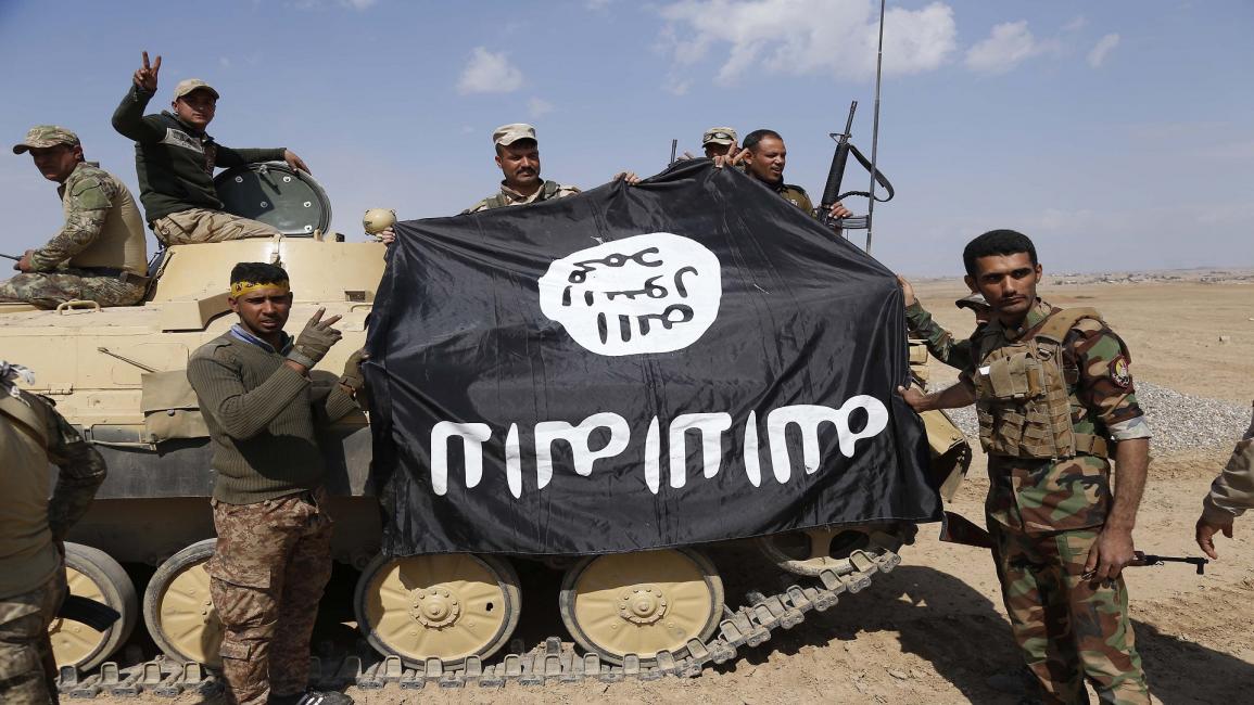 العراق/جنود عراقيون وعلم داعش بالموصل/محمد صواف/فرانس برس