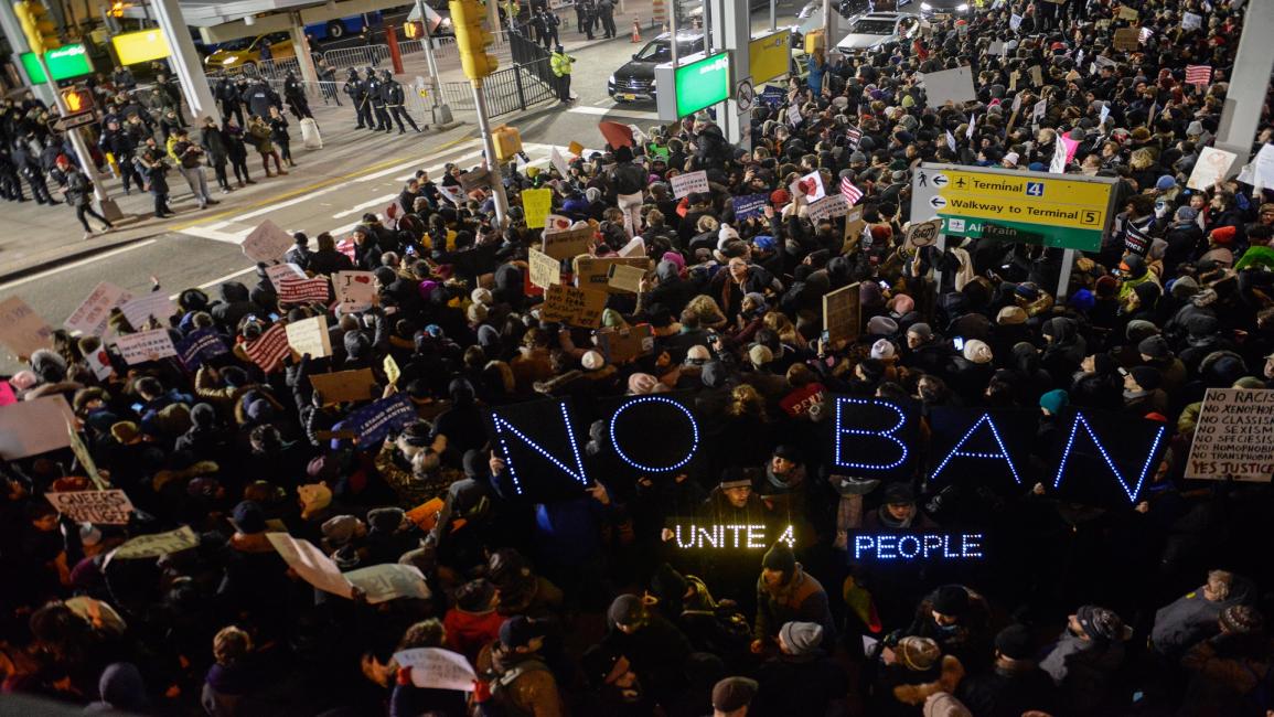 أميركا-مجتمع- متظاهرون في مطار كنيدي في نيويورك(ستيفاني كيث/Getty)