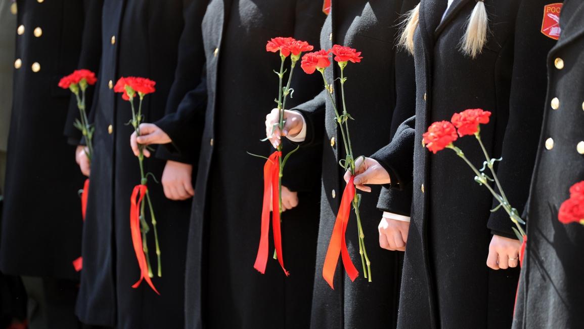 أزهار لضحايا مجزرة كاتين (فيكتور دراشيف/ Getty)