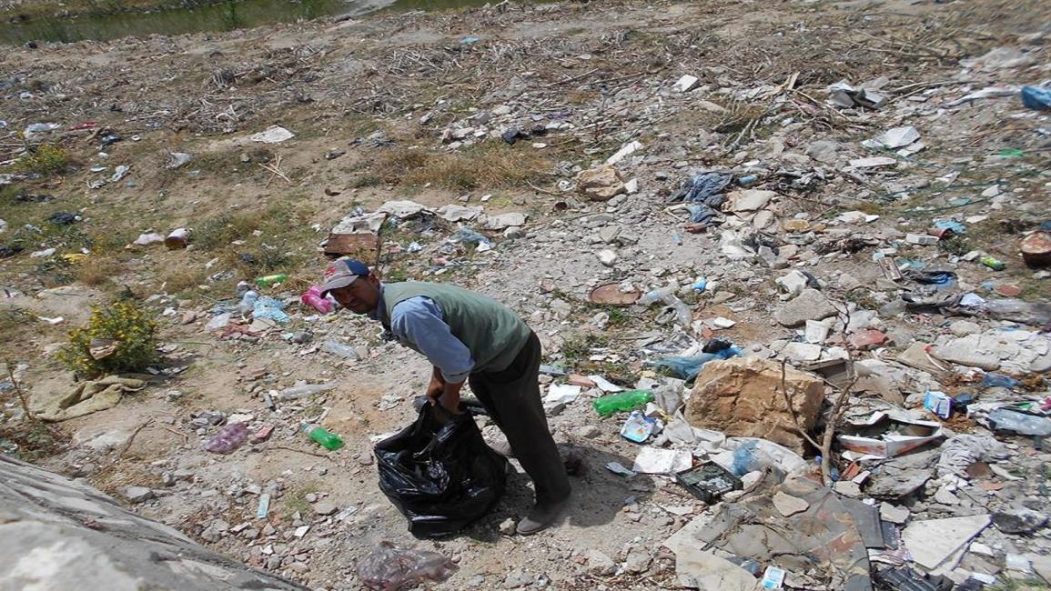 يبحث في تونس عن مواد بلاستيكية (العربي الجديد)