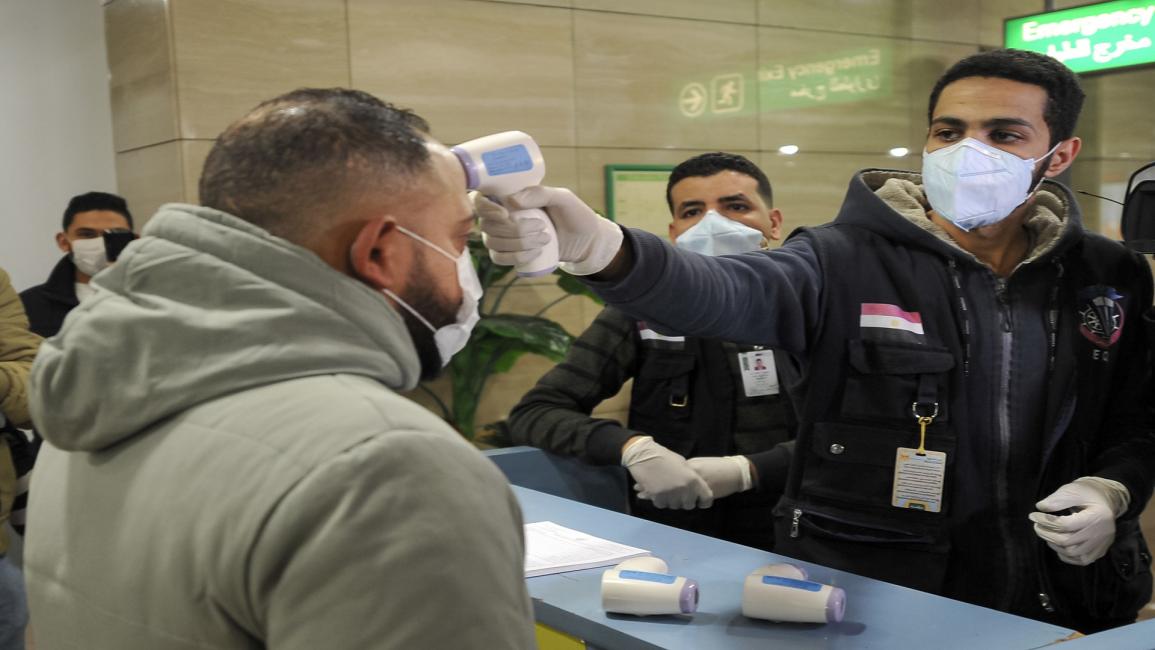 إجراءات احترازية ضد فيروس كورونا بمطار القاهرة (فرانس برس)