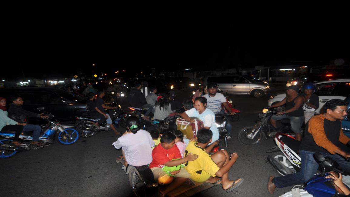 إندونيسيين في الشوارع بعد الزلزال (فرانس برس)