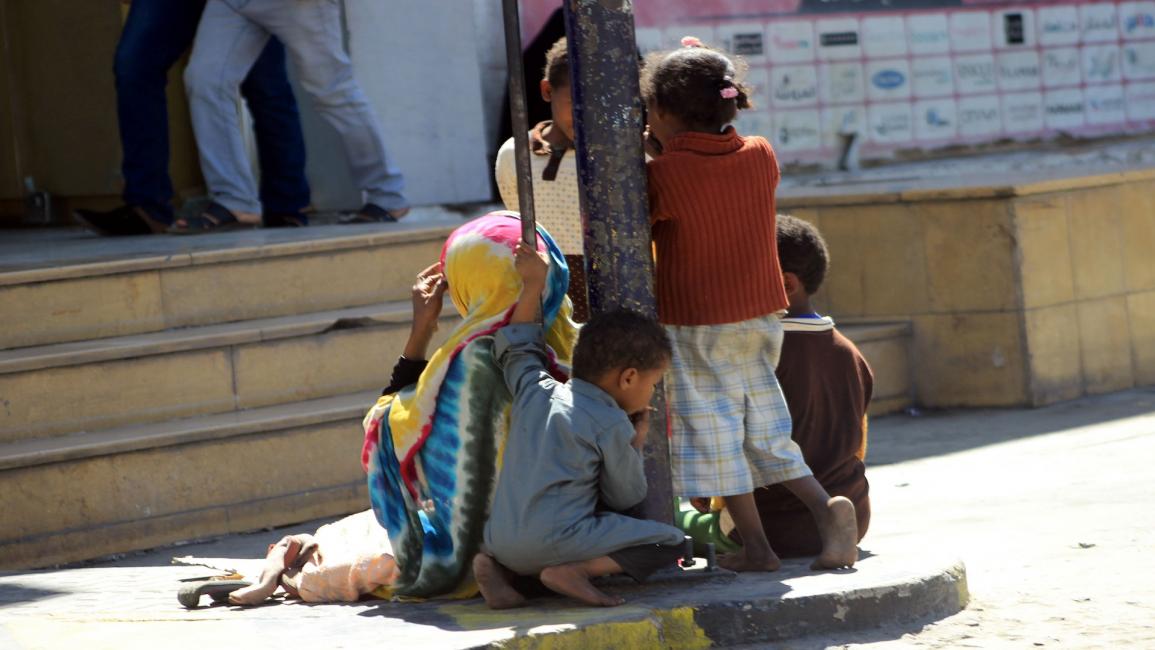 طفل يحمل سيجارة/مجتمع (عبد الرحمن عبد الله/ فرانس برس)