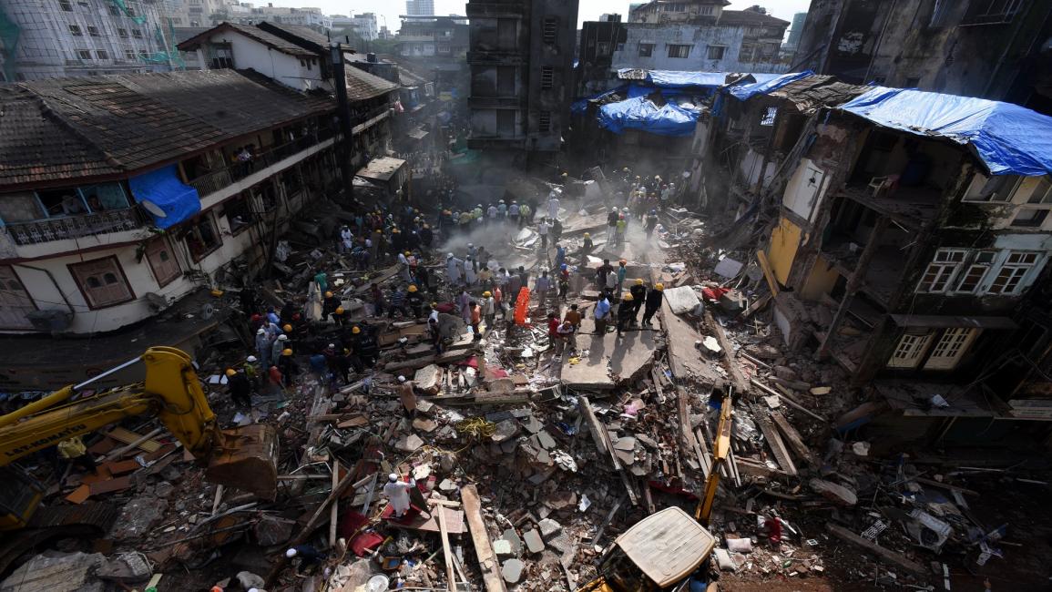 انهيار مبنى سكني في مومباي (امتياز شيخ/الأناضول)