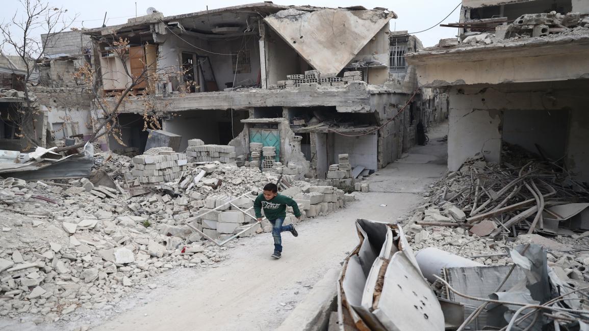 سورية-مجتمع- طفل سوري وسط الدمار(عبد دوماني- فرانس برس)