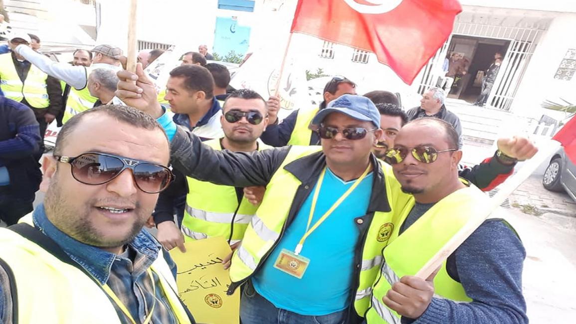 سائقو تاكسي تونس يحتجون بالسترات الصفراء (فيسبوك)