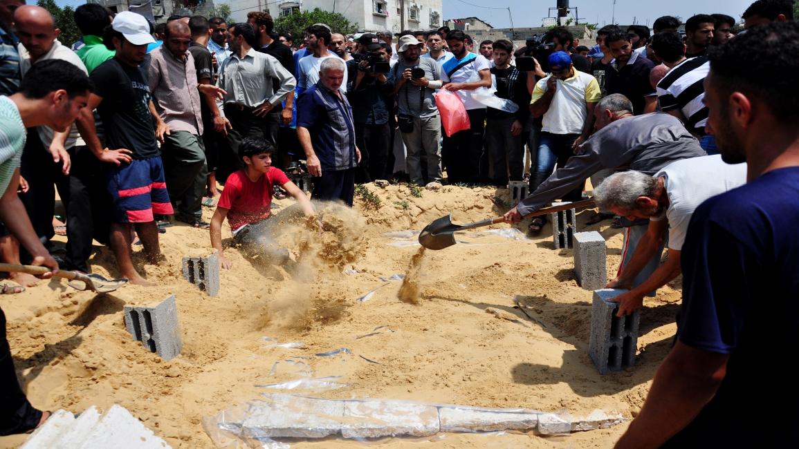 دفن شهداء غزة (العربي الجديد)