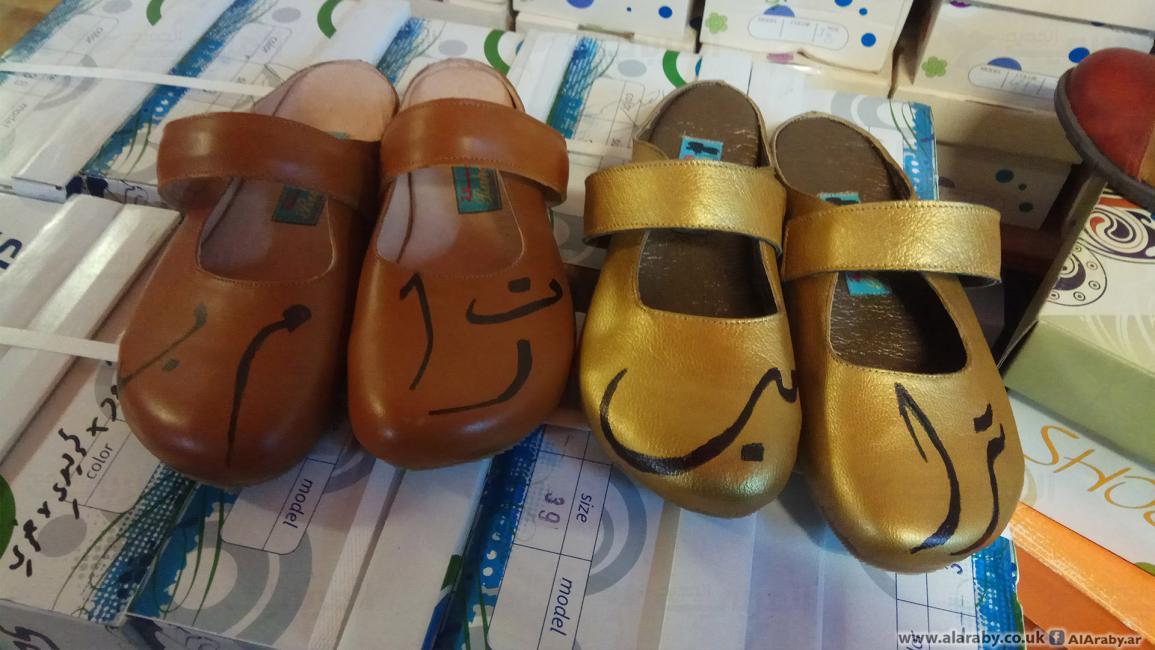 الفلسطيني عماد الحج محمد يصنع حذاء ترامب(العربي الجديد)