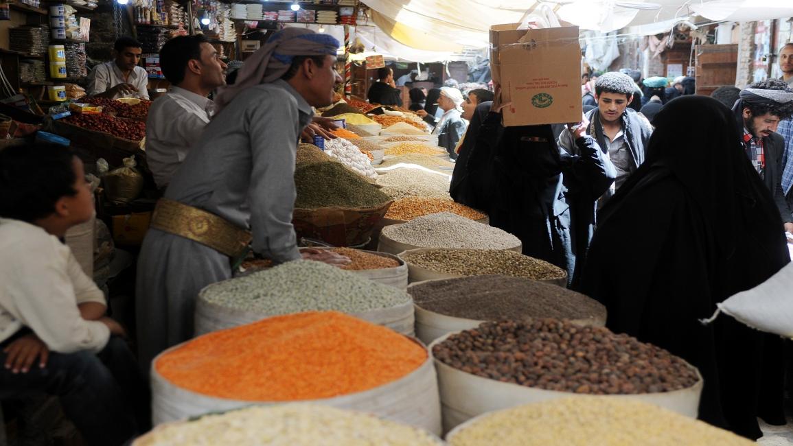 شراء مستلزمات رمضان في اليمن (محمد حمود/الأناضول)