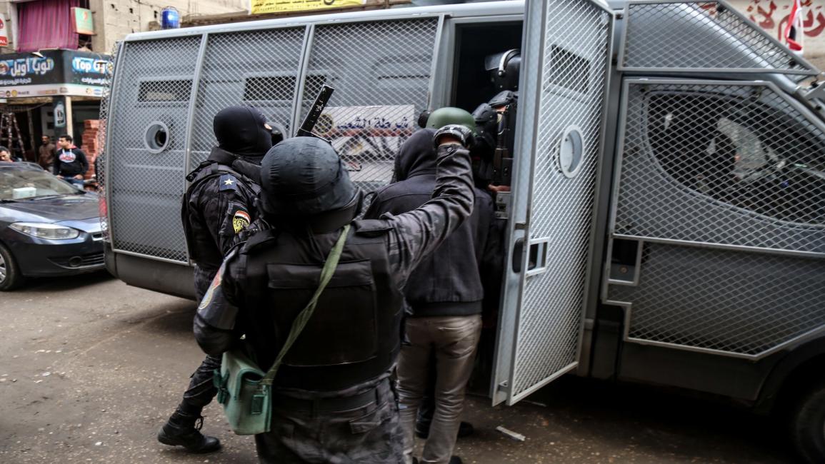 قوات الأمن المصرية في الجيزة تعتقل مواطنين- الأناضول