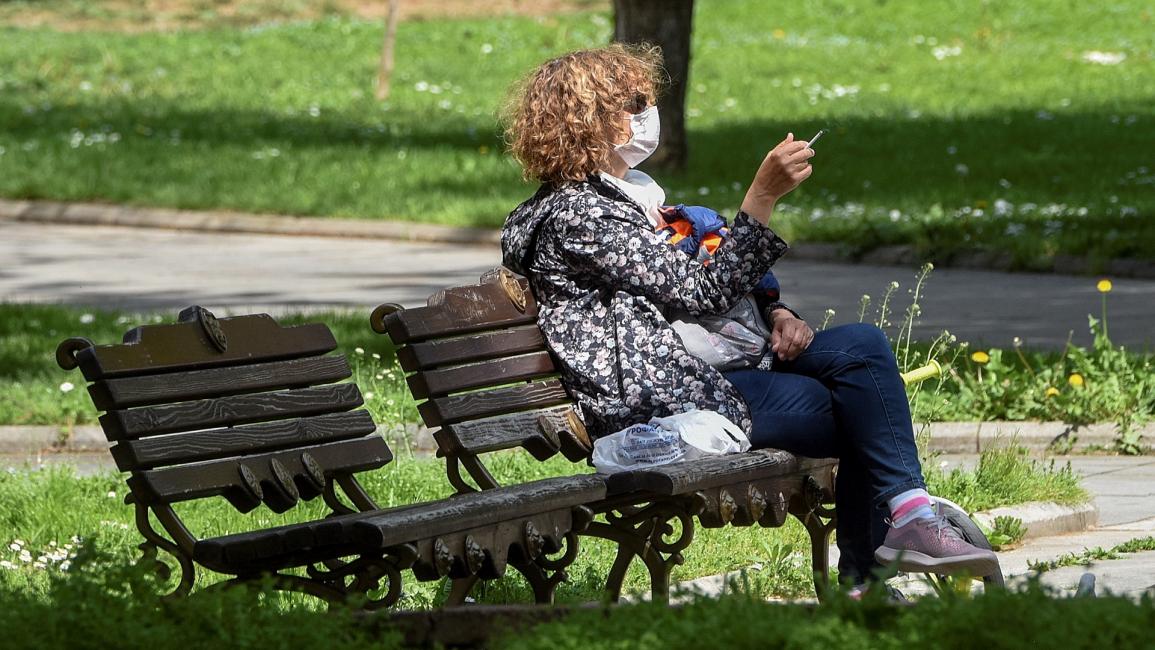 امرأة وتدخين وسط كورونا في مقدونيا - مجتمع