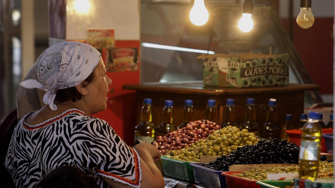 امرأة جزائرية في سوق في الجزائر - مجتمع
