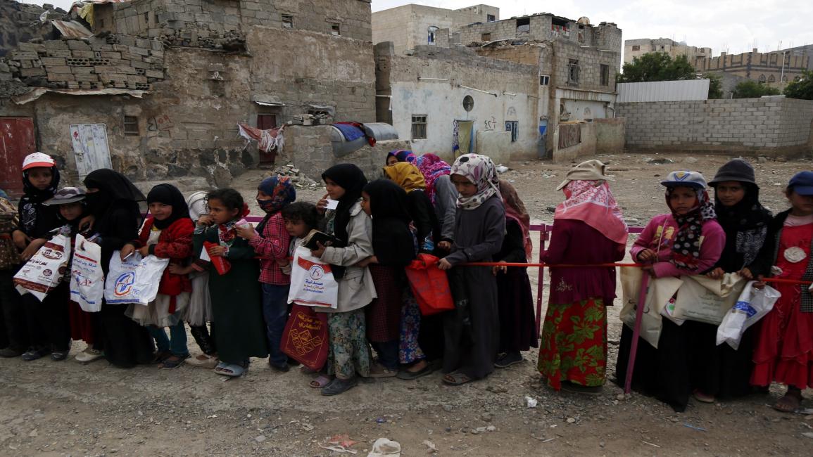 أطفال يمنيون يتنظرون بالطابور للحصول على وجبة إفطار(محمد حمود/Getty)