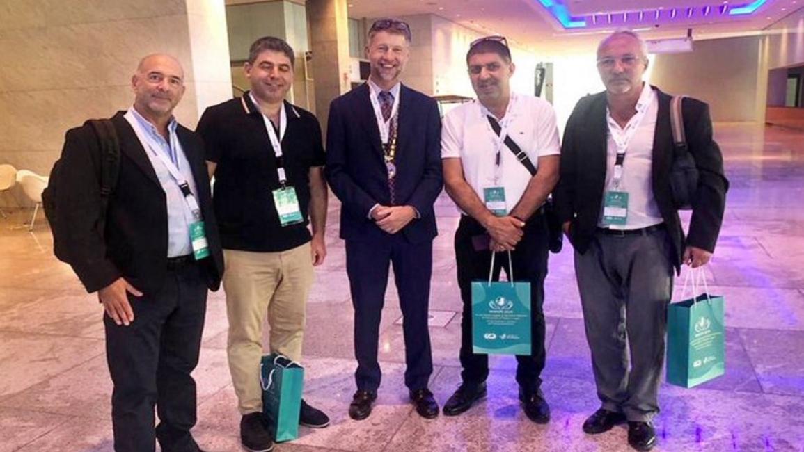 أطباء إسرائيليين خلال مؤتمر في قطر (تويتر)