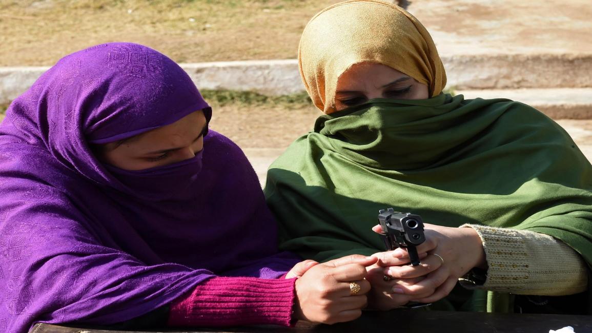 مدرسات باكستانيات يتدربن على السلاح (فرانس برس)