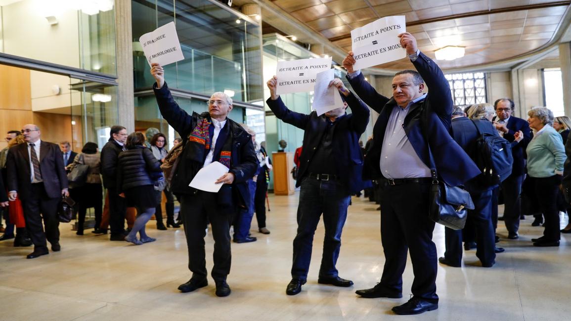 فرنسيون يحتجون على مشروع إصلاح التقاعد (توماس سامسون/فرانس برس)