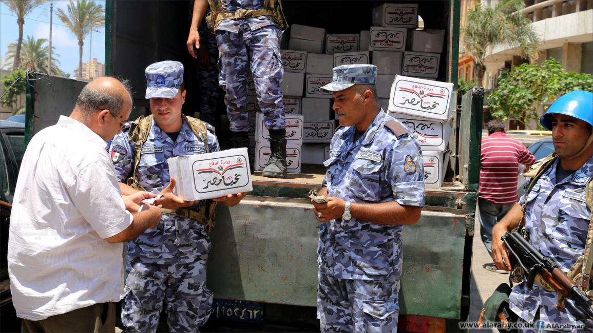 توزيع الجيش زيت وسكر في مصر (العربي الجديد)