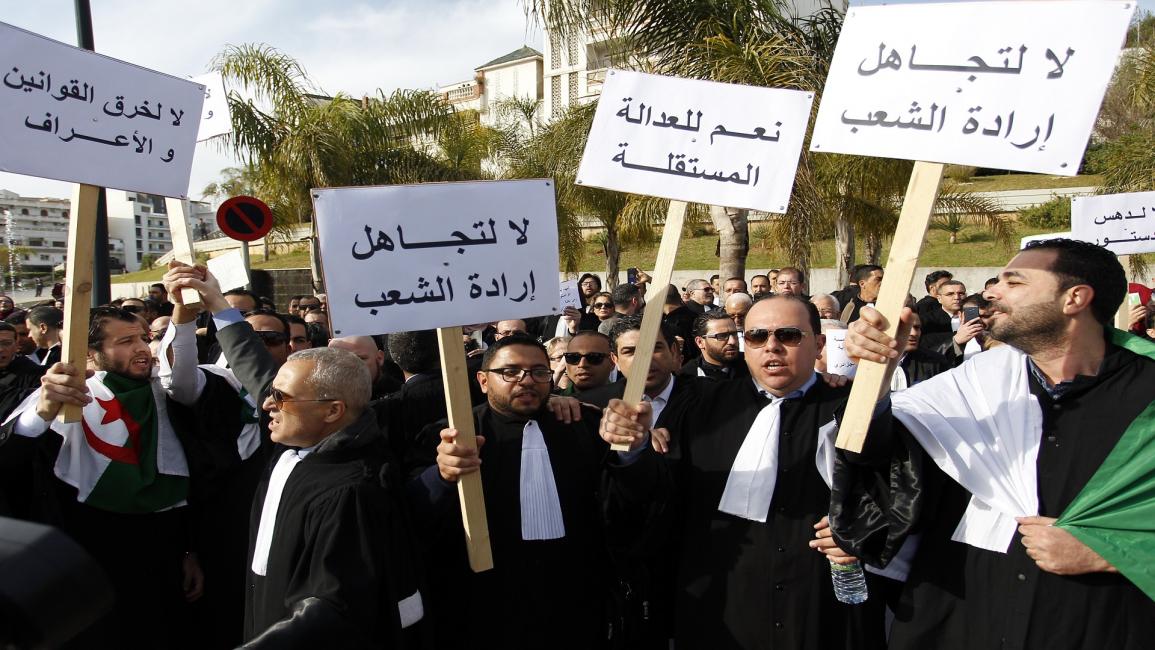 وقفة احتجاجية لقضة الجزائر (العربي الجديد)