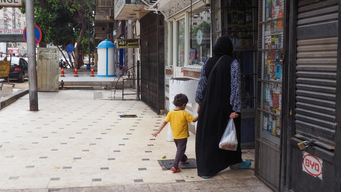 امرأة مصرية وابنها في القاهرة - مصر - مجتمع