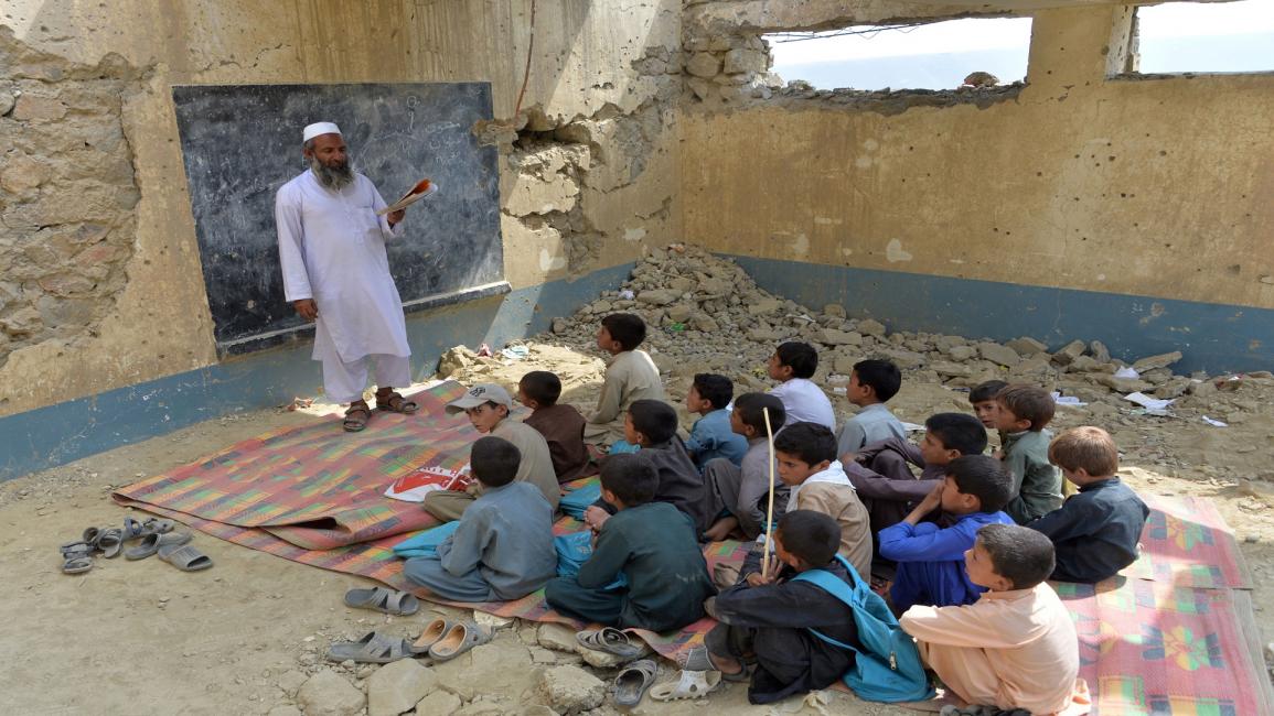 مدرسة بدائية في أرياف أفغانستان