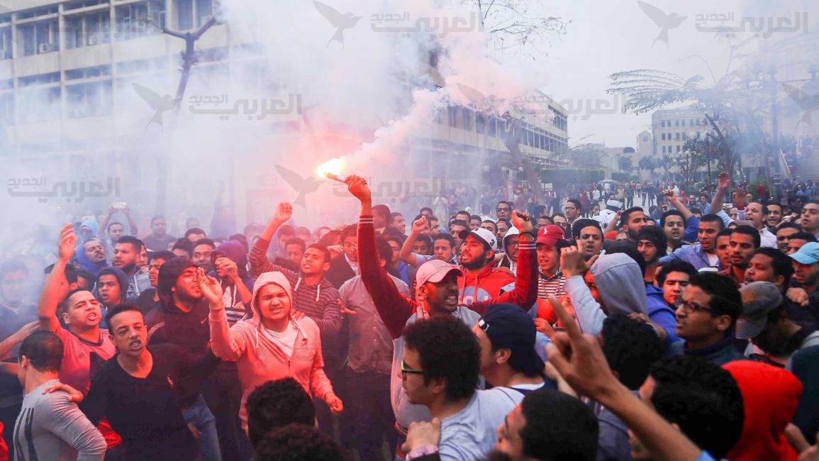 "وايت نايتس"يتظاهرون بجامعة القاهرة تنديداً بأحداث الدفاع الجوي 