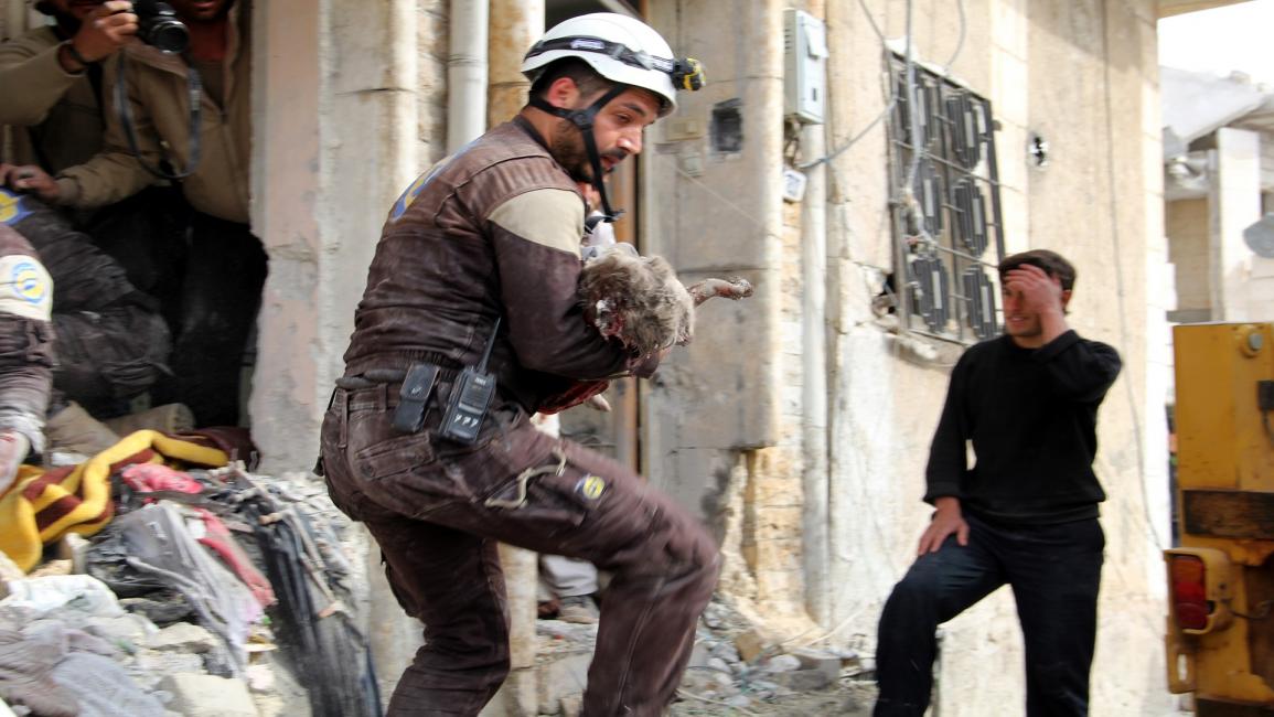 ضحايا القصف في كفرنبل في إدلب السورية (محمد الضاهر/الأناضول)