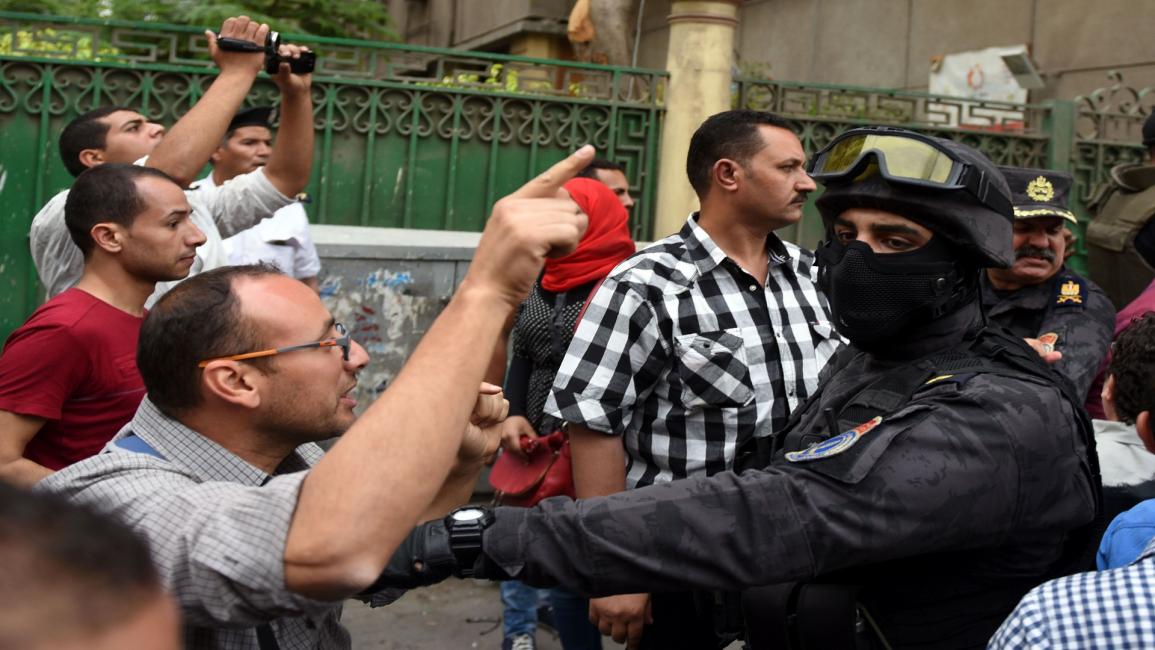 شرطي مصري ومحتج- فرانس برس