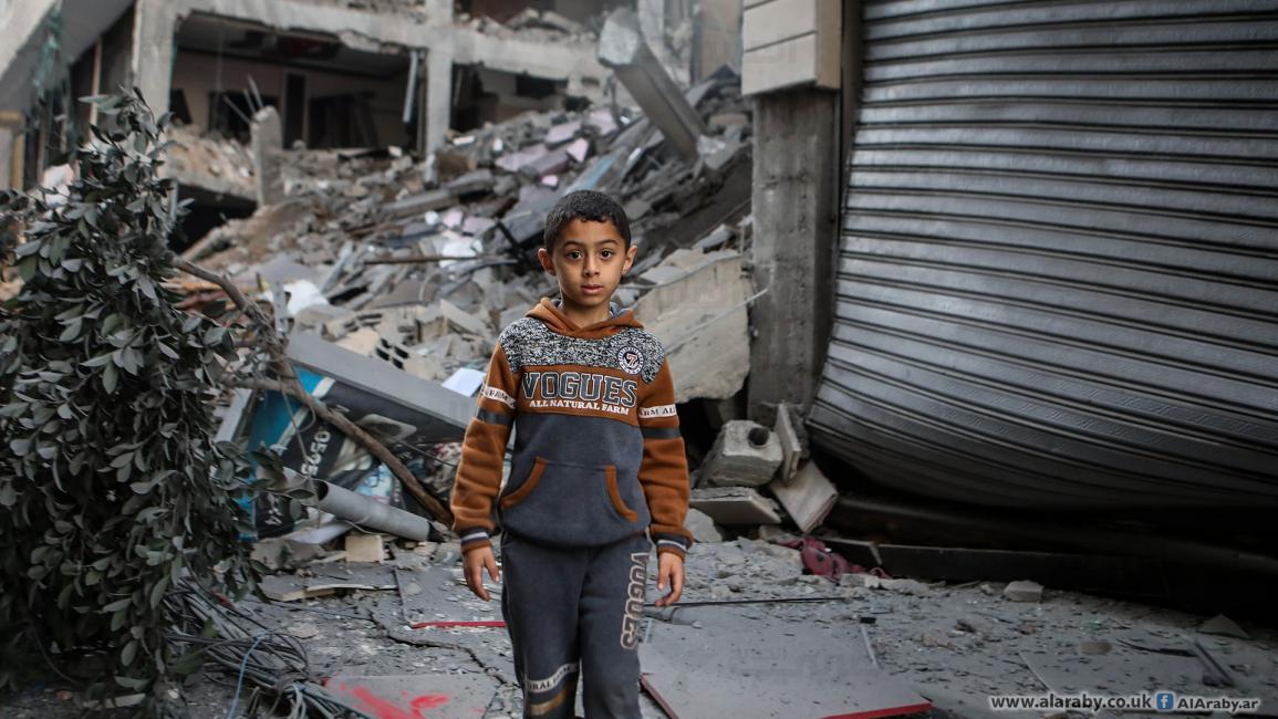 طفل فلسطيني وسط الدمار في غزة - مجتمع