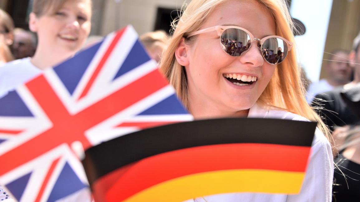 علم بريطانيا وعلم ألمانيا في برلين - مجتمع