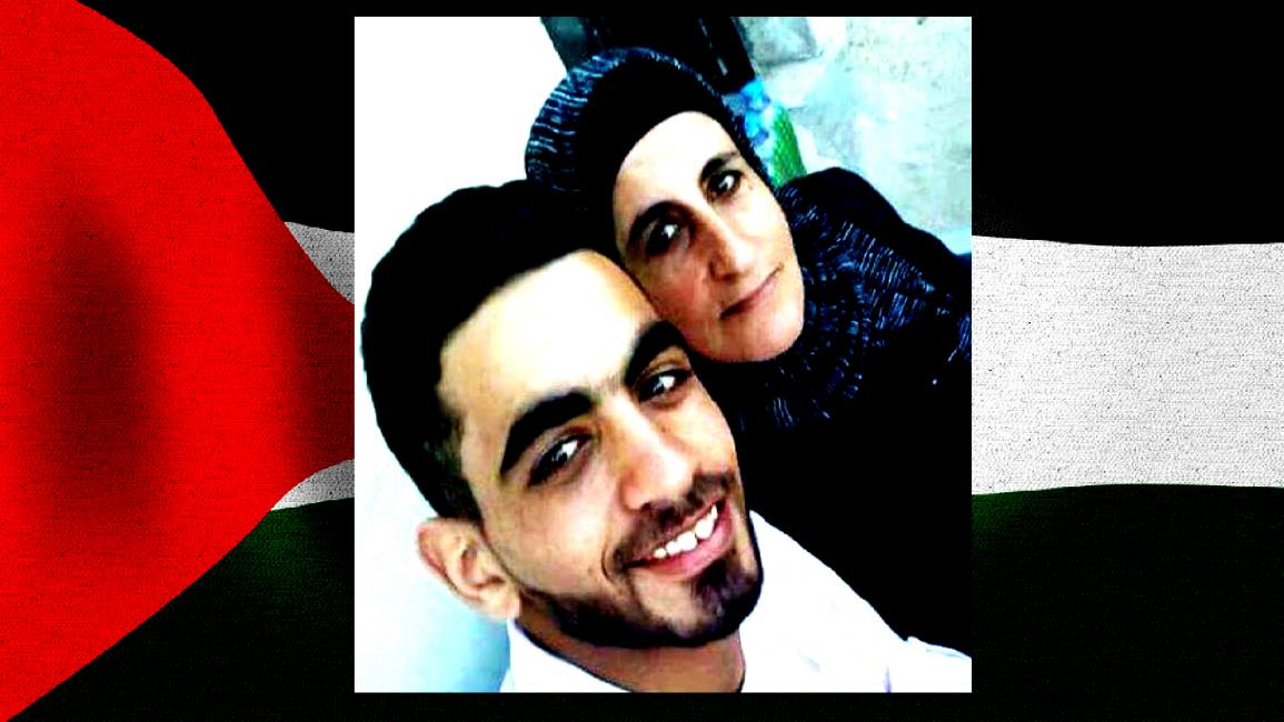 عمر العبد مع والدته- العربي الجديد