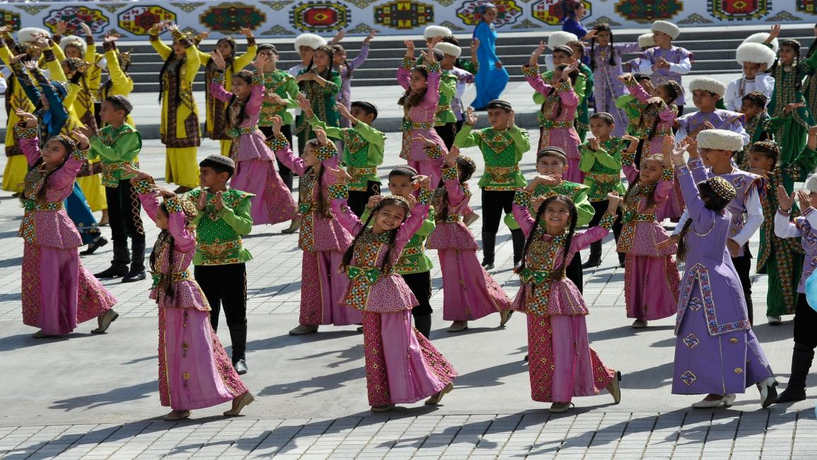 رقصة تقليدية في تركمانستان/مجتمع (إيغور ساسين/ فرانس برس)