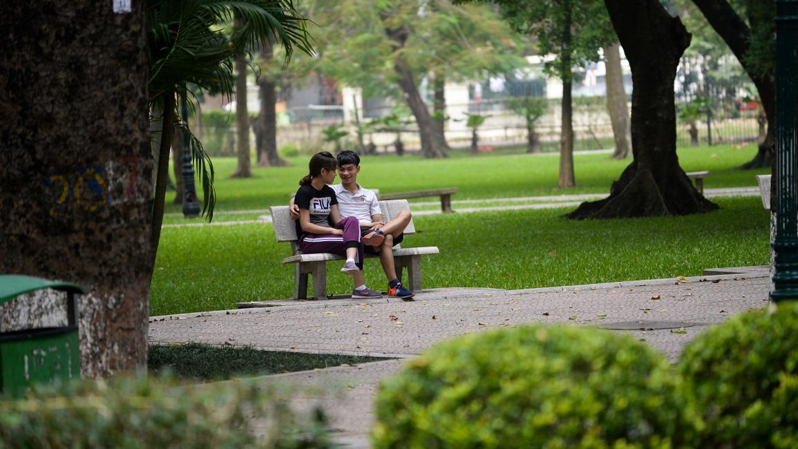 شاب وشابة في متنزه في فيتنام - مجتمع