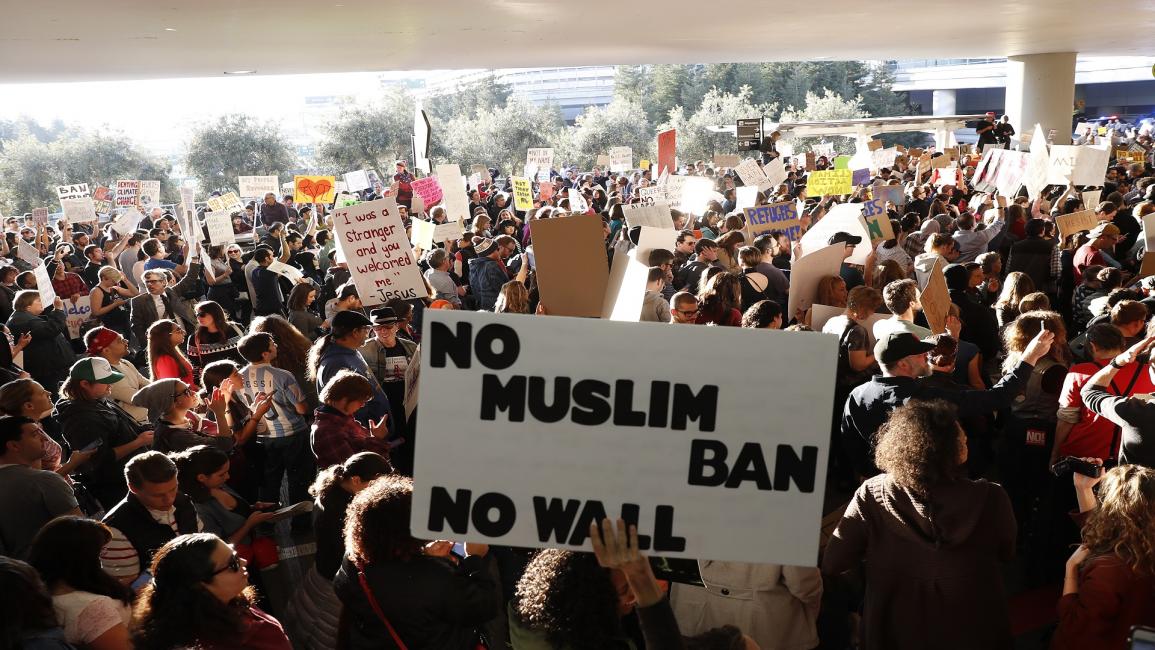 متظاهرون بمطار سان فرانسيسكو ضد حظر دخول المسلمين(ستيفن لام/Getty)