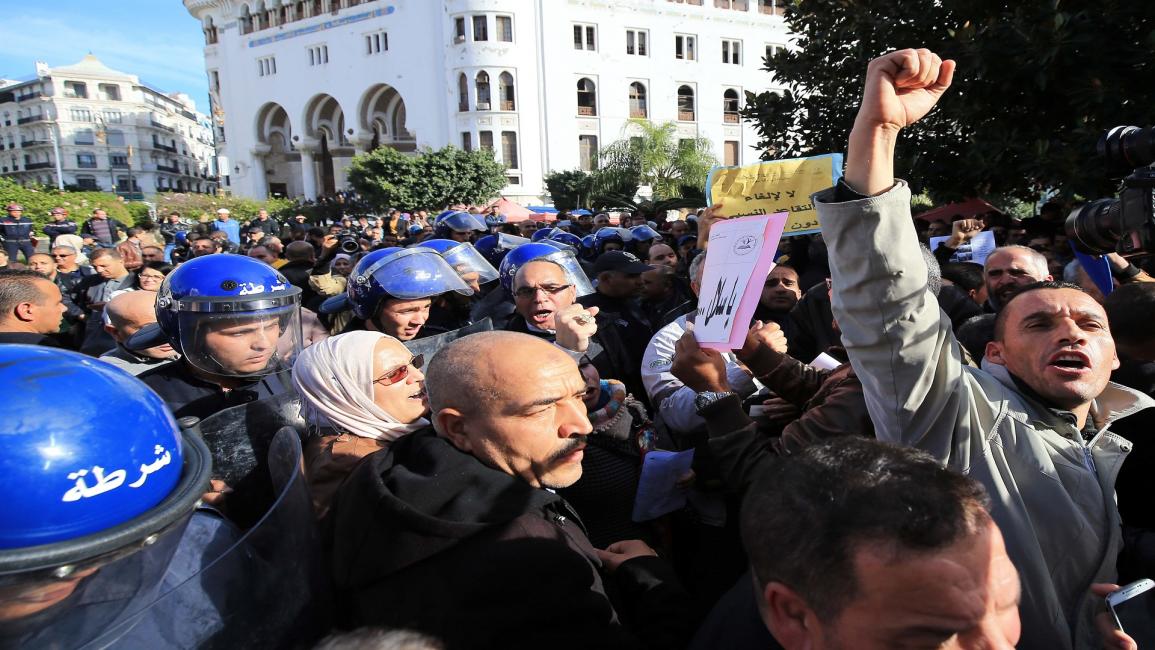 تقمع الشرطة الاحتجاجات السلمية في الجزائر (بلال بنسالم/Getty)
