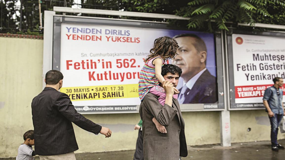 في أحد شوارع إسطنبول/مجتمع (ياسين آغكول/ Getty)