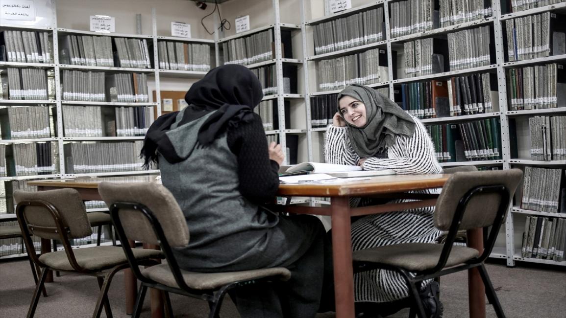 رقية بمكتبة الجامعة الإسلامية في غزة (علي جاد الله/الأناضول)